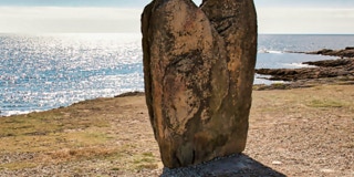 Menhir am Meeresufer